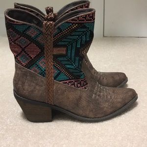 Women’s cowgirl boots
